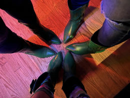 Look at those GREEN boots!!